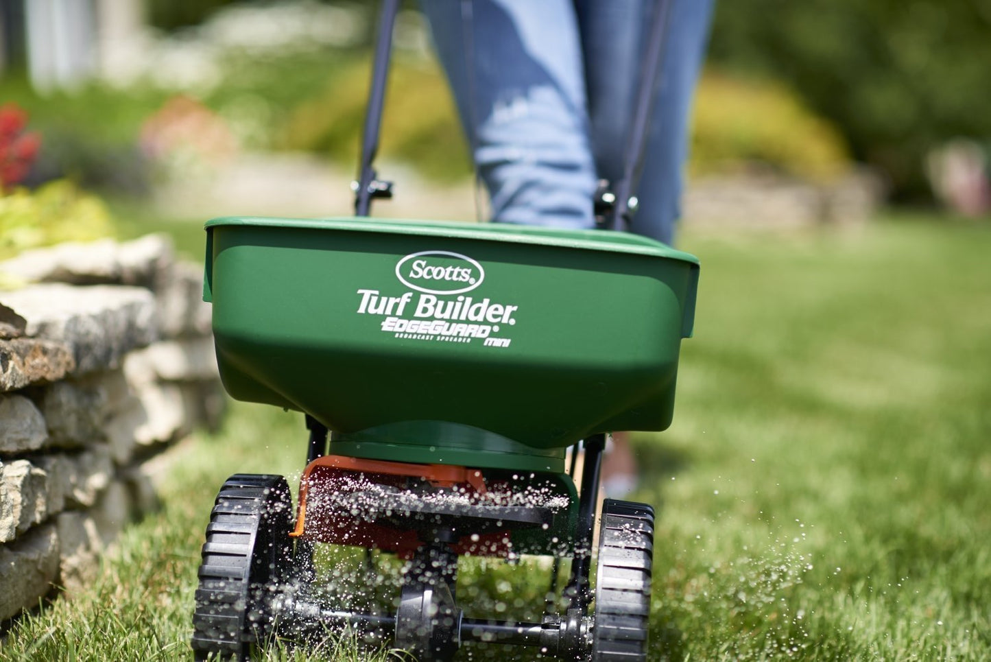 Scotts Turf Builder Edgeguard Mini Broadcast Spreader - Precise Spreading, No Waste - Seed, Fertilizer, Ice Melt - for Small to Medium Lawns 🍁 All In One Marketplace Canada
