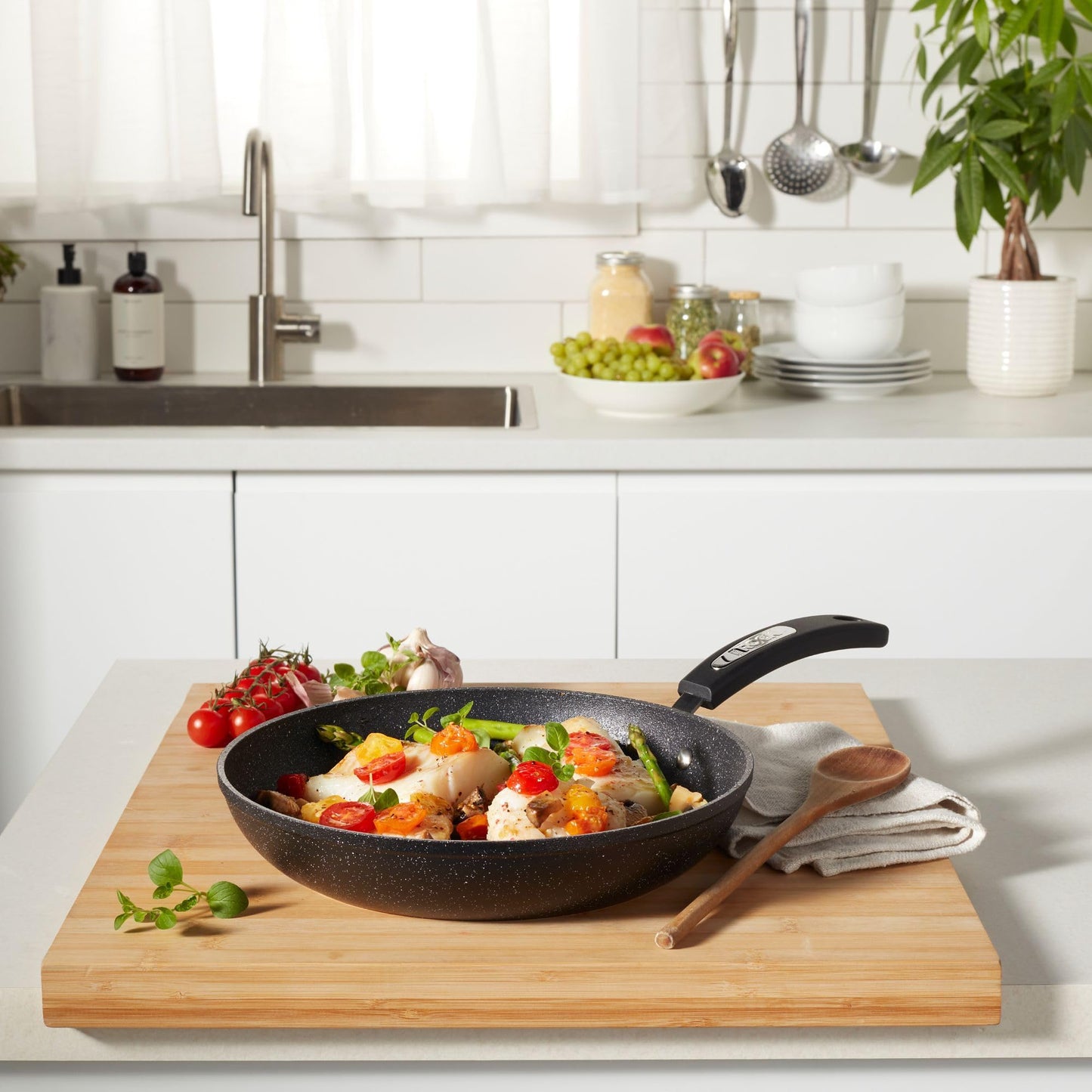 Starfrit The Rock 20cm (8") Non-Stick Fry Pan - Durable Forged Aluminum - Oven Safe - PFOA Free - Easy to Clean - Black 🍁 All In One Marketplace Canada