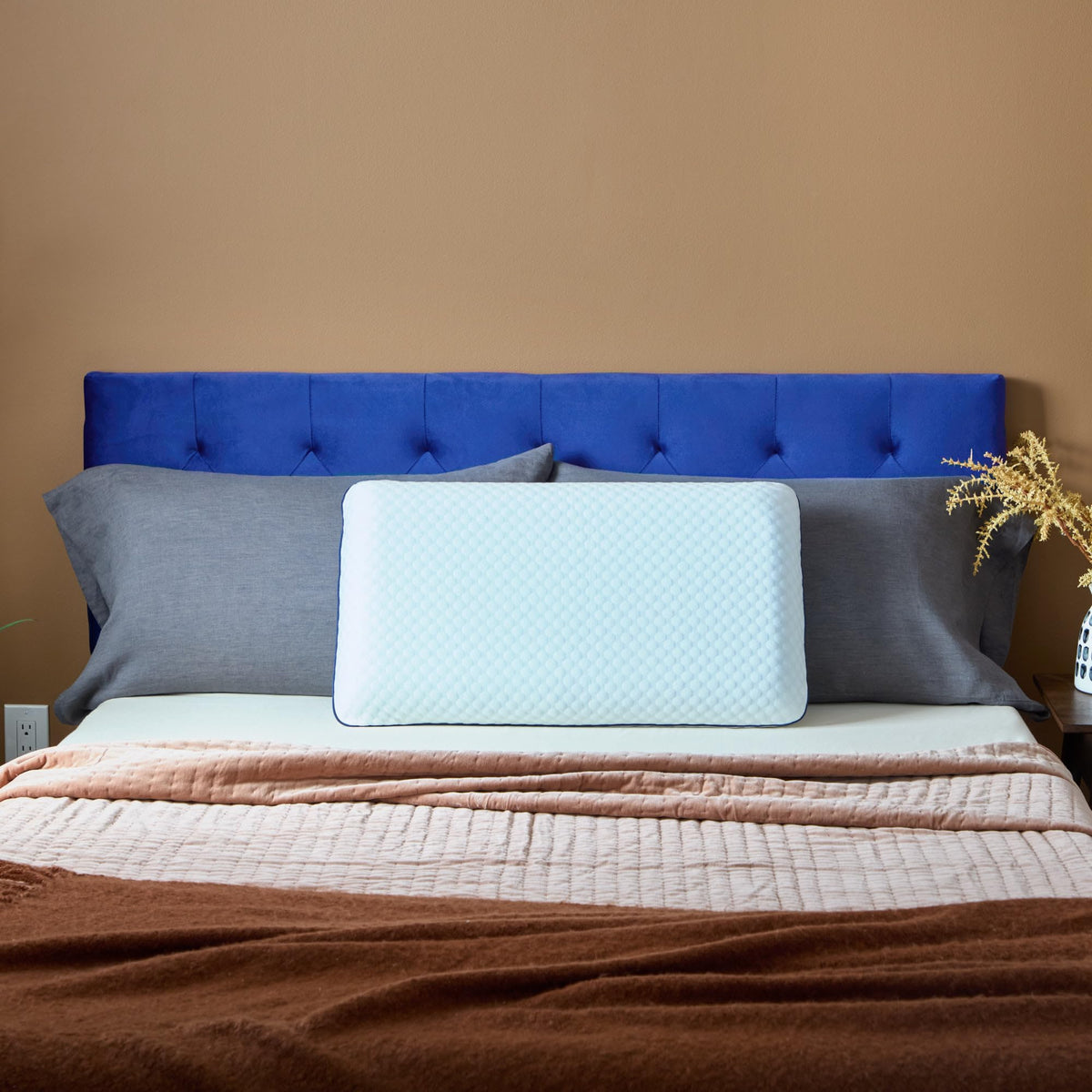 WEEKENDER Ventilated Gel Memory Foam Pillow - Washable Cover - Queen Size(Pack of 1), White 🍁 All In One Marketplace Canada