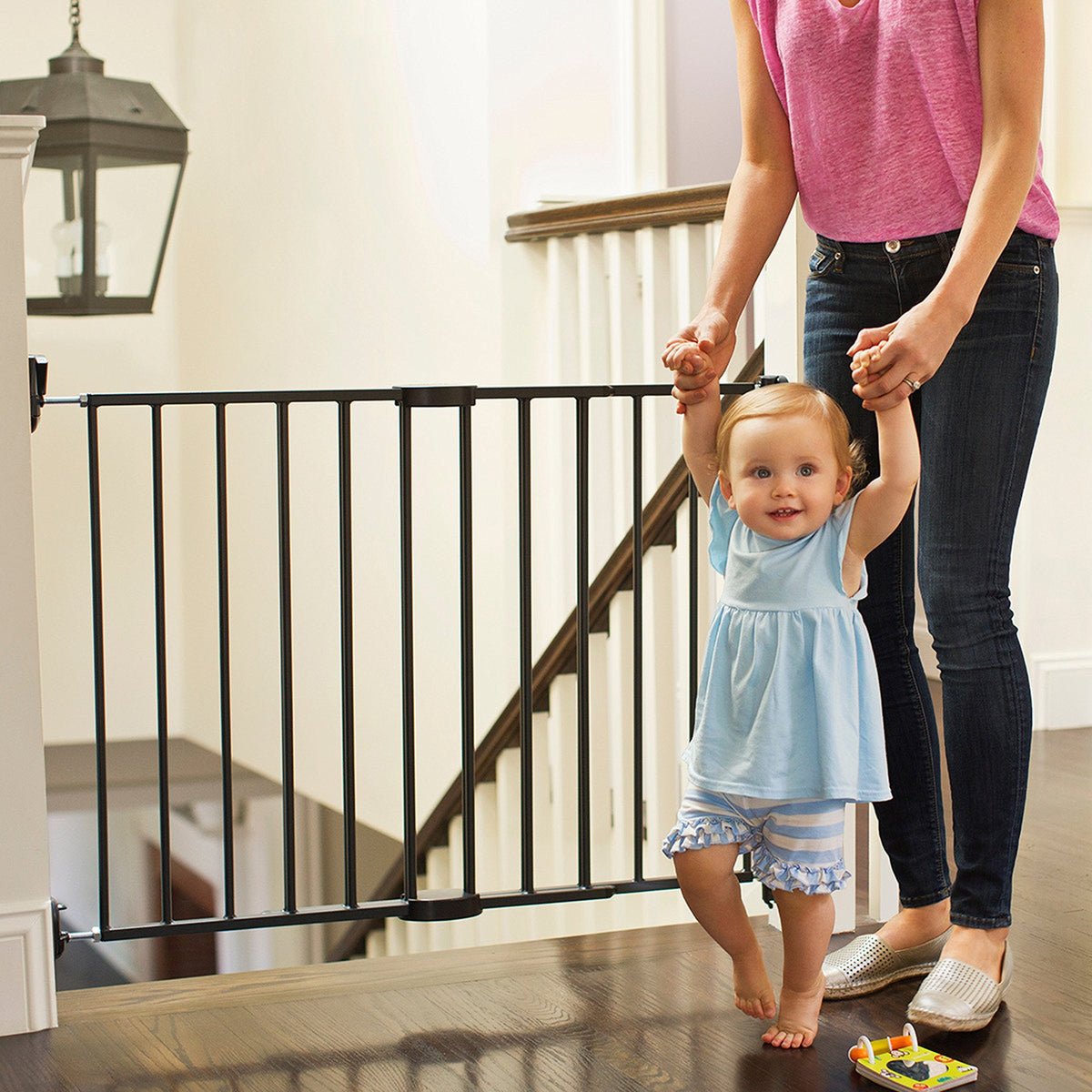 Munchkin Push to Close Baby Gate, Hardware Mounted Safety Gate for Stairs, Hallways and Doors, Extends 28.5 inch to 45 inch Wide, Metal, Dark Grey 🍁 All In One Marketplace Canada