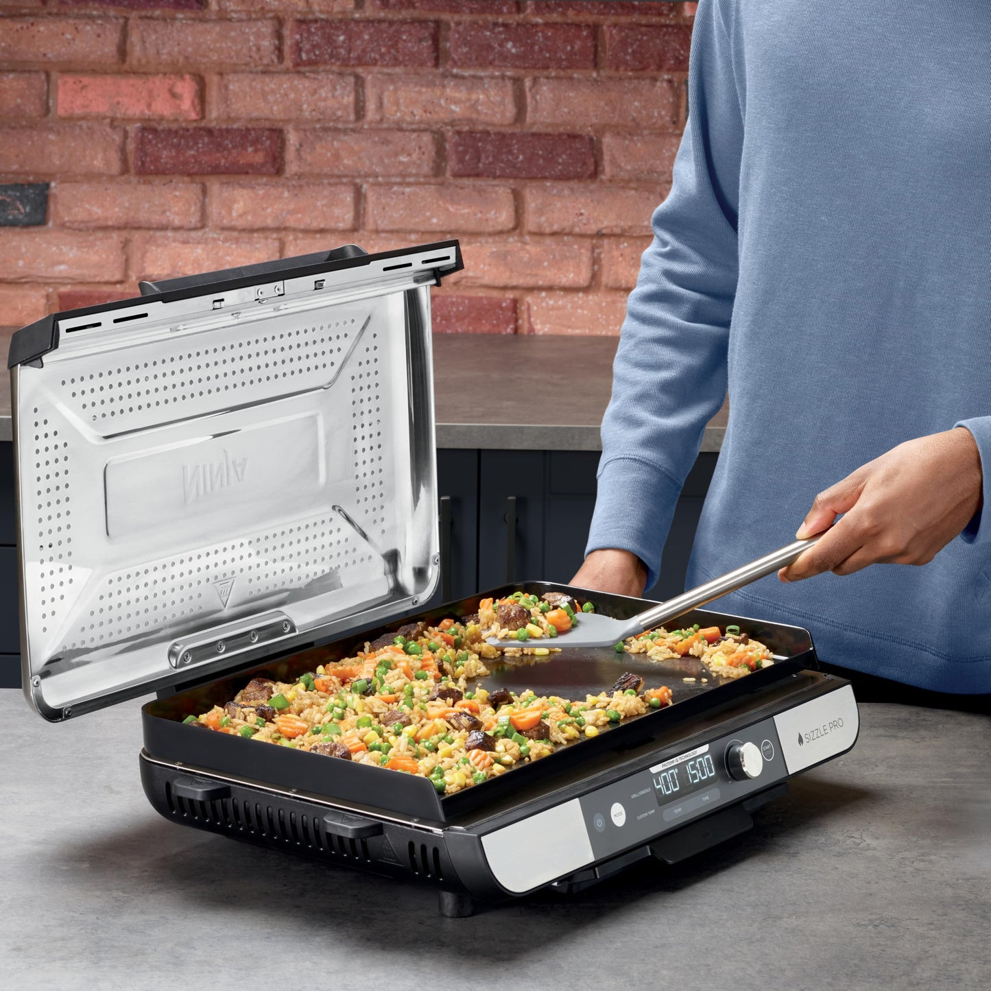 Ninja Sizzle Pro XL 20-Inch Indoor Griddle + Grill, Detachable Ventilated Lid, Grease Control, Ceramic Nonstick Plates, Even Edge-to-Edge Cooking, Extra Large Capacity, Versatile, Silver, GX101C 🍁 All In One Marketplace Canada