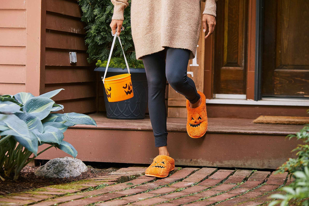Dearfoams Unisex-Adult Halloween Jack-o-Lantern Pumpkin Slipper, Adult Pumpkin, 15-16 Women/13-14 Men